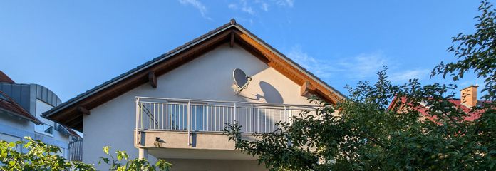 Große 2 Zimmer Wohnung, 100qm im 2-FH, Bj 2006, Balkon, Stellplatz, Garage – Balkon