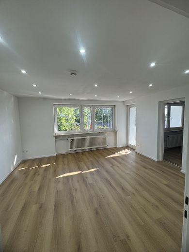 Prima occupazione dopo la ristrutturazione: luminoso appartamento di 2 locali con nuova cucina componibile – Wohnzimmer