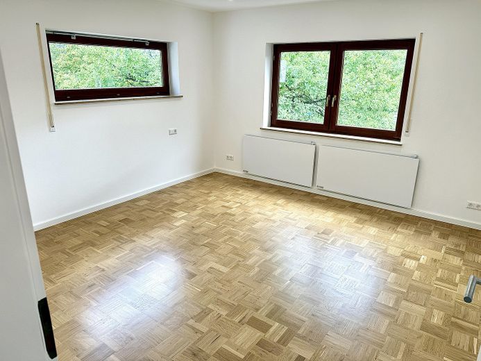 Einziehen & Wohlfühlen – hochwertig renoviertes Reihenendhaus mit Garten, Garage & PV – OG_Schlafzimmer_01