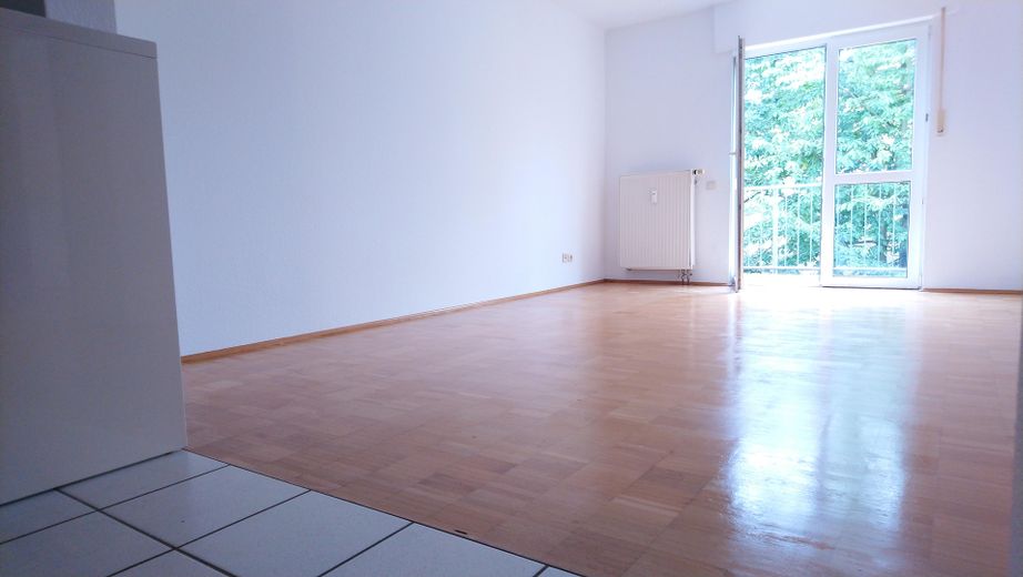 Barrierefreie 2.5-Zimmer-Wohnung mit TG-Platz und kleinem Balkon – Wohnzimmer