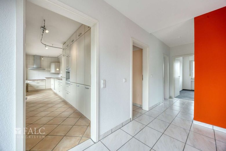 Penthouse a Köln-Weiden - ascensore, garage sotterraneo e fantastica terrazza sul tetto – Flur