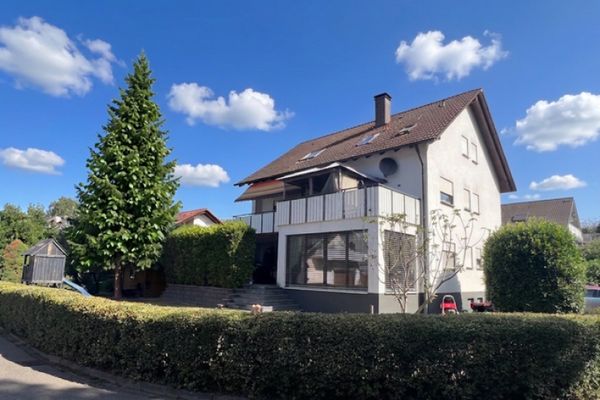 Spaziosa casa bifamiliare con giardino idilliaco e garage doppio