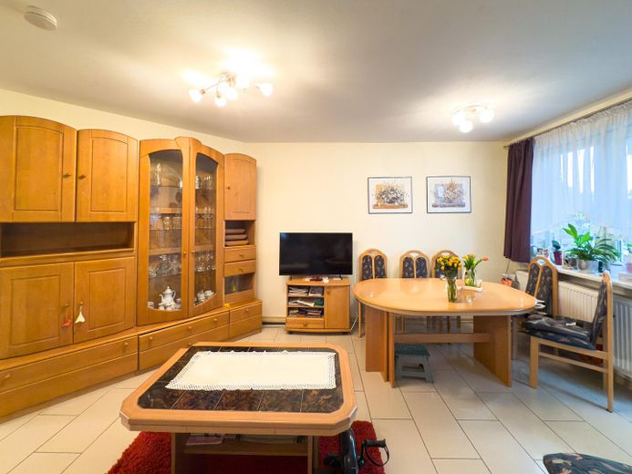 Bien immobilier polyvalent aux possibilités d’utilisation attrayantes – Wohnzimmeransicht 