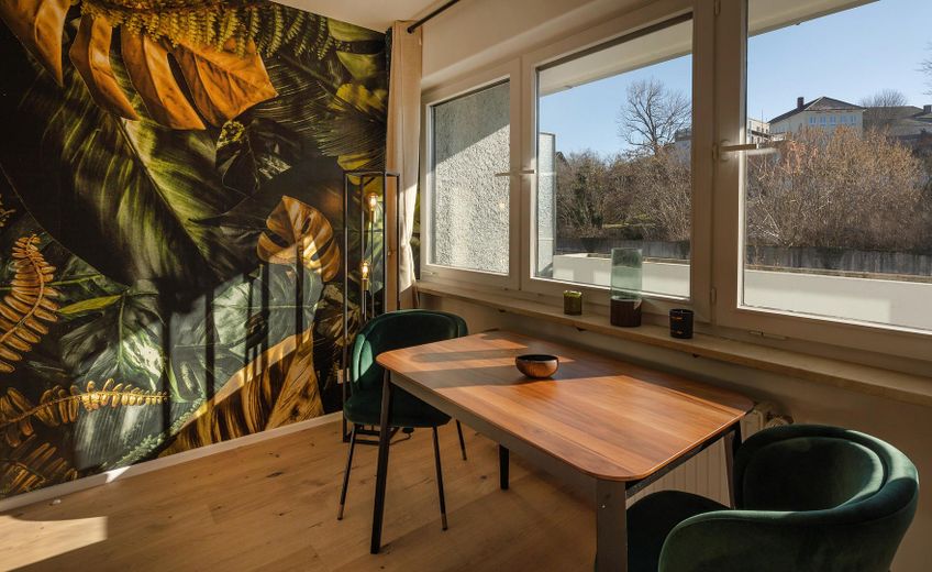 Wunderschöne City Wohnung im Zentrum von Dachau mit Blick auf den Schlosspark! Vollständig möbliert. – Essbereich 