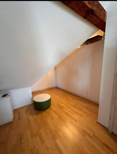 High-quality renovated maisonette apartment with 3 rooms, garden and parking space included –  Einbauschrank im Obergeschoss