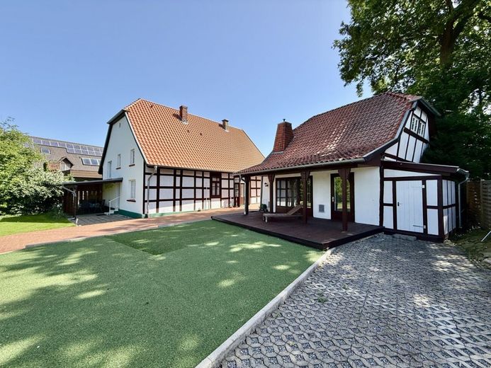 Historische Architektur mit Raum für Visionen – Ansicht Wohnhaus + ehemalige Schmiede