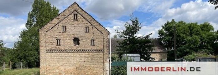 IMMOBERLIN.DE - Großzügiges Baugrundstück für Wohnbebauung + Scheunen für gewerbliche Nutzungen