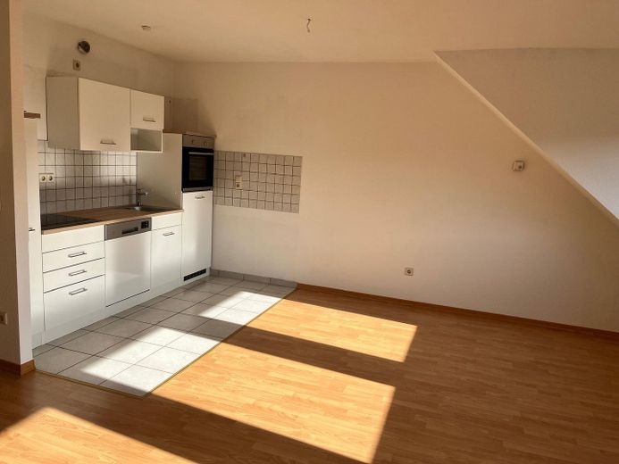 Gemütliche Dachgeschosswohnung in Mühlhausen zur Vermietung – Wohn- und Essbereich