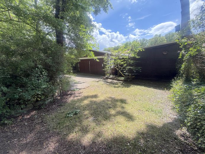 Ländliche Idylle mitten in der Stadt ! Ihr künftiges Zuhause mit herrlichem Garten und 3 Garagen ! – Stellfläche vor den Garagen