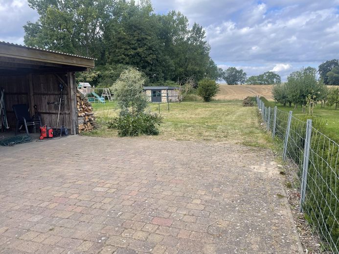 Carport, Garten/ Feldausblick