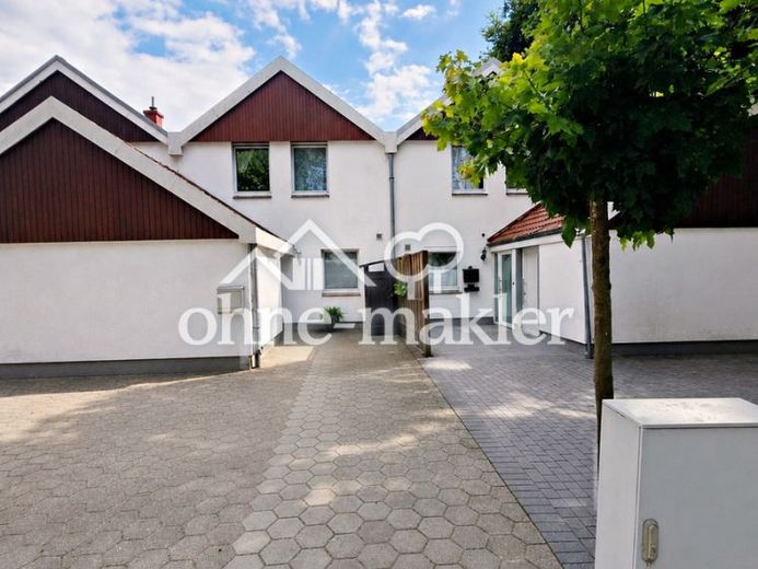 Da privato: casa a schiera centrale curata con amore, con giardino e 2 posti auto – Foto 1