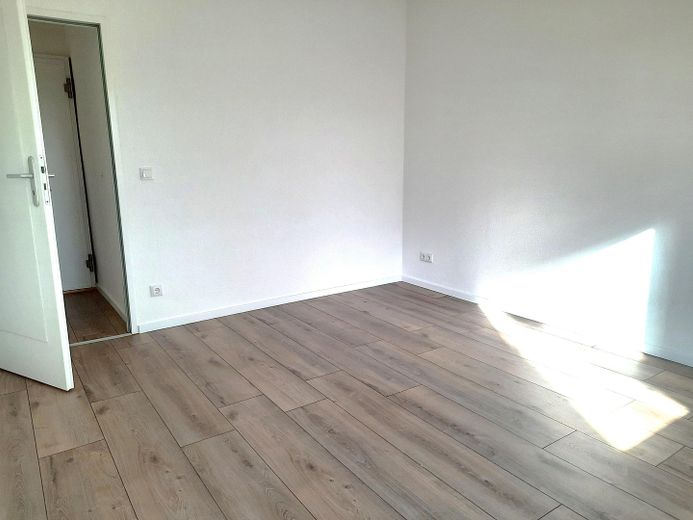 3-Zimmer-Wohnung (72 m²) mit Südwest-Balkon & Stellplatz – umfassend saniert (Provisonsfrei) –  Schlafzimmer 1