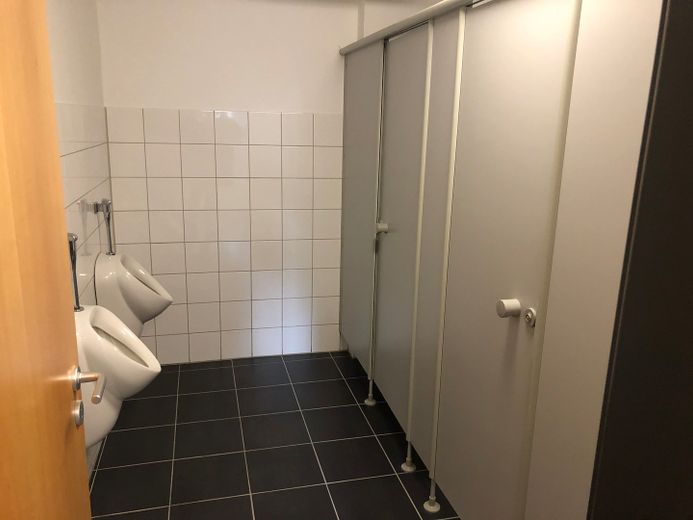 Lager/ Produktionshalle ( mit Büro ) – Toilette