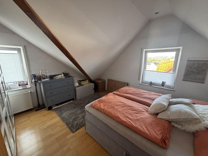 Attraktive 3-Zimmer-Dachgeschosswohnung mit Balkon in guter Lage von Elz – Schlafzimmer