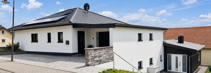 Modernes Ein- oder Zweifamilienhaus mit zwei Garagen, Photovoltaik und KfW-55-Standard in Neidenbach