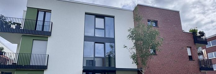 Möbelierte Neubau 2-Zimmer Wohnung mit sonniger Terrasse und Garten – Frontansicht