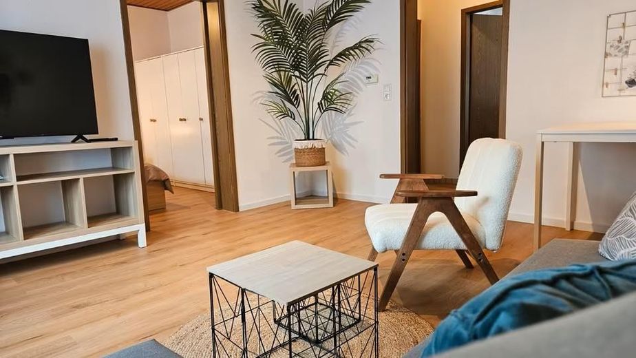 Moderno appartamento arredato di 2 locali a Fürth - PREZZO TUTTO INCLUSO – Wohnzimmer