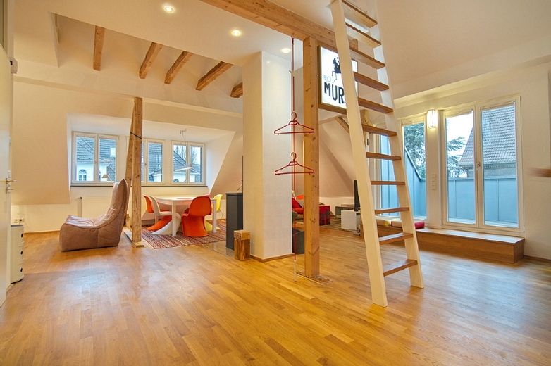 Loftetage mit Galerie und Balkon, Kaminofen, hochwertiges Design-Mobiliar, in reizvoller und komplett sanierter Stadtvilla, Tiefgaragenstellplatz möglich! – e67b4608f3340644833246cff8640b4c3e4e82ba.jpg