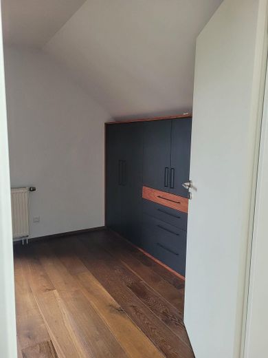 Casa familiare ammodernata con possibilità di appartamento separato, impianto fotovoltaico, riscaldamento a pavimento e classe di efficienza energetica B – Büro