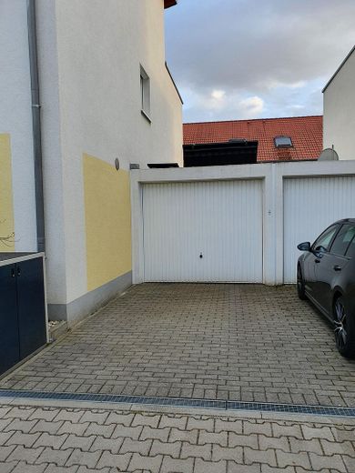 Doppelhaushälfte mit Dachterrasse, Keller, Sauna und Whirlpool, EBK, Photovoltaik, grüner Garten – Garage