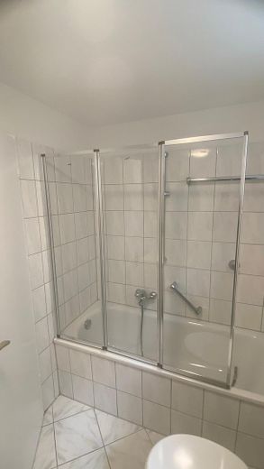 Badewanne mit Duschwand