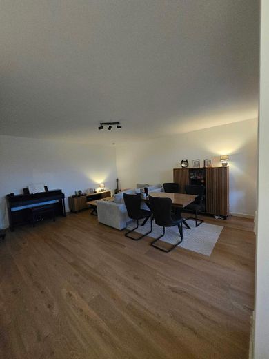 Stillvolle 4-Zimmer EG Neubauwohnung KFW 40 (Wärmep.+PV) mit Terrasse, Garten, Parkplatz – Wohnzimmer/offene Küche