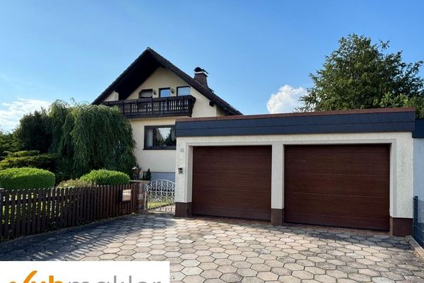 Elegante casa unifamiliare con appartamento indipendente e ampio terreno ad Arzberg