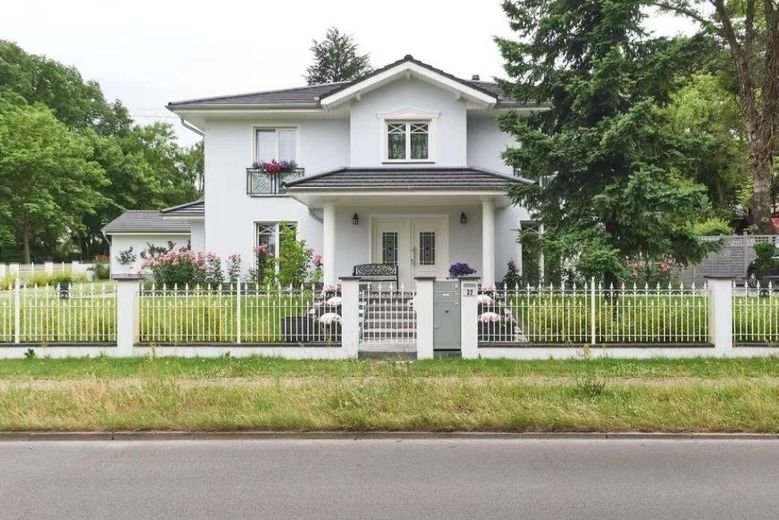 Einzigartige Villa in Berlin-Biesdorf mit 6 Zimmer plus Garten und Pool – Hausansicht