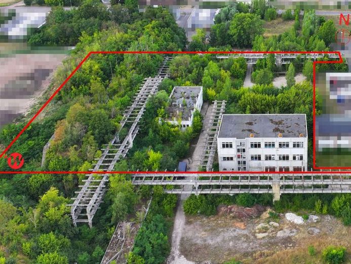 Teren komercyjny z halami, budynkiem funkcjonalnym i dwoma bunkrami przeciwlotniczymi – Zdjęcie 1