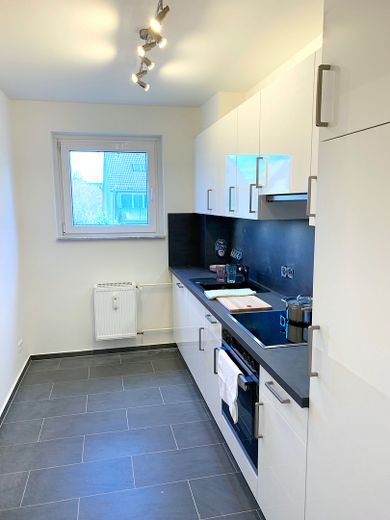 Wohnen auf Zeit: Kernsanierte 2,5-Zimmer-Wohnung mit Südwest-Balkon in Rahlstedt – Küche