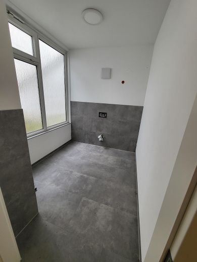 2 Einmalige Ladenlokale in stark frequentierter Lage mit ca. 280 m2 und 103 m2 Gewerbefläche – vorgesehene Toilette vom Vormi