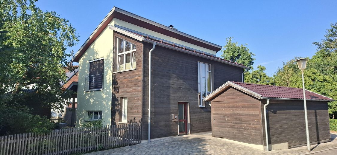 Arrivare. Respirare. Sentirsi a casa. Casa d'architetto in costruzione ecologica in legno – Ansicht Nord-Ost