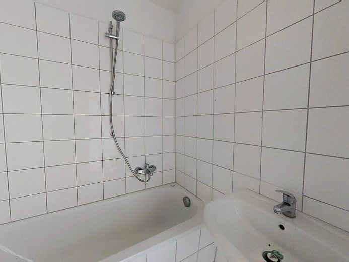 Habillez-vous chaudement, économisez au froid – Pour le début de l’automne, nous vous offrons un loyer hors charges : charmant appartement ancien de 4 pièces avec ascenseur – Badezimmer