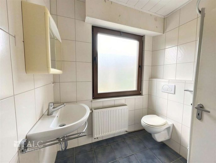 vermietetes Zweifamilienhaus mit großem Garten in Frechen Bachem – Badezimmer OG