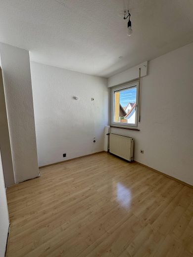 Freistehendes Haus, nutzbar als großzügiges Einfamilienhaus oder Zweigenerationenhaus – OG Zimmer mit Küchenanschl.