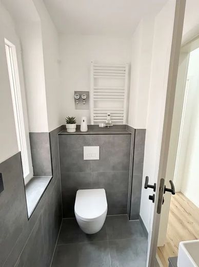 Zentral wohnen, entspannt leben / Emser Straße 40, Frankfurt am Main / 3.OG / WE8 / Zi.4 – Gäste WC