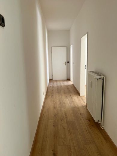 Großzügige 2-Zi Familienwohnung, 2 Bäder, zentrumsnah, sehr hell und freundlich – Flur