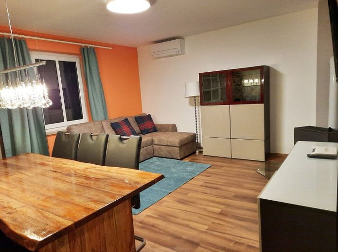 Möblierte Wohlfühloase in Augsburg-Göggingen – Perfekt als Ferienwohnung – Das geräumige Wohnzimmer