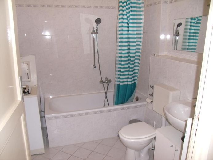 2 tolle Apartments nahe Sbhf. Adlershof!  * ohne Makler * top Rendite 6,5% o. bezugsfrei – Bad 3.Etage