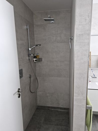 Mieszkanie własnościowe, spokojne, bez barier architektonicznych i blisko centrum, przy niskich kosztach energii oraz najwyższym komforcie mieszkania – Dusche