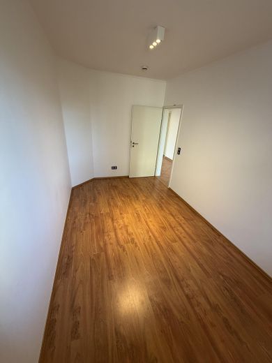Barrierefreie 3,5-Zimmer-Wohnung in Sasel – Südwest-Balkon, Aufzug Tiefgarage, 2 TG-Plätze – Büro/Rückansicht
