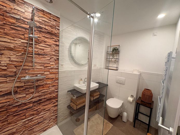 Moderne 3,5-Zimmer-Maisonette möbliert mit Heimkino, Wallbox & Klimaanlage – DG: Badezimmer