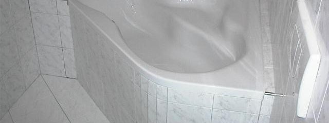 Gemütliche Eckbadewanne 
