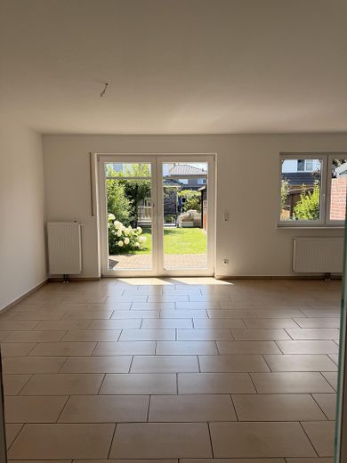 Modern rijtjeshuis in Apensen te koop – Wohnzimmer