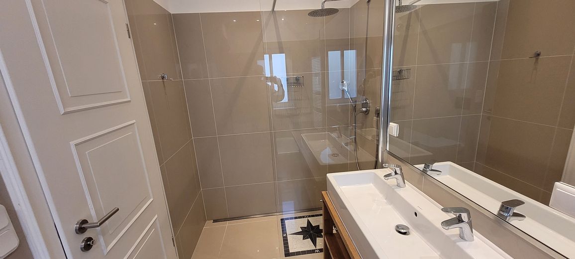 السكن مع إطلالة مباشرة على Hundertwasserhaus – طابع تاريخي في Bad Soden am Taunus – Bad mit Dusche
