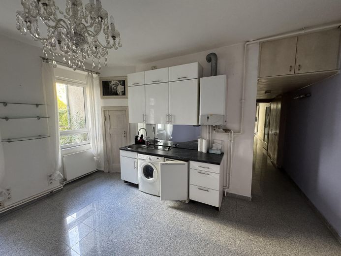 Ruhige 2-Zimmer-Altbauwohnung mit neuer Terrasse und grünem Innenhof – Wohnküche