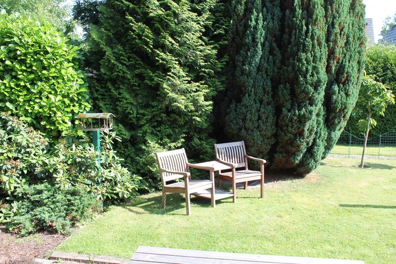Einfamilienhaus mit 2 Extra-Wohneinheiten – Sitzgelegenheit im Garten