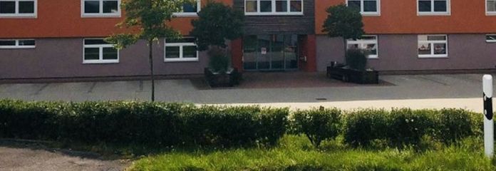 Built in 2010 ** Flexible commercial office building ** many parking spaces