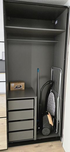 Modernisiertes 1-Zimmer-Apartment in Köln-Junkersdorf, SpoHo-nah – Kleiderschrank