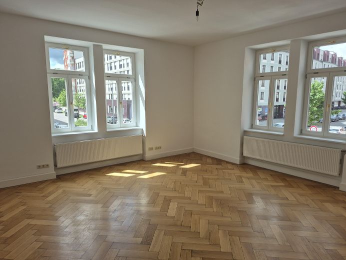 Licht, ruim ingedeeld appartement in een monumentaal pand in München – Eckzimmer